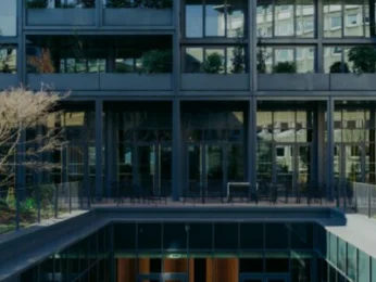 Axa redonne vie à son siège historique sur l’avenue Matignon : une rénovation stratégique